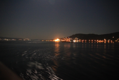 Vista nocturna del estrecho de Dardanelos