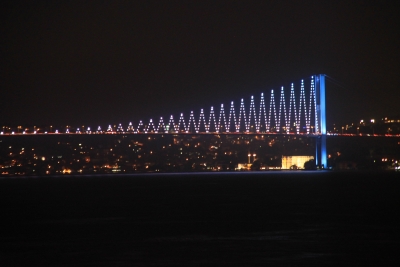 Puente iluminado sobre el Bosforo