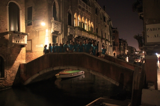 Subidos en un puente